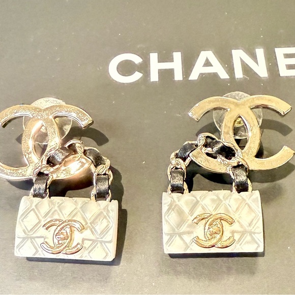 Chanel white signature flap bag dangling earrings. - Picture 4 of 10